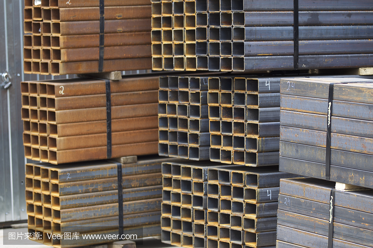金属制品仓库中包装的矩形截面金属型材管